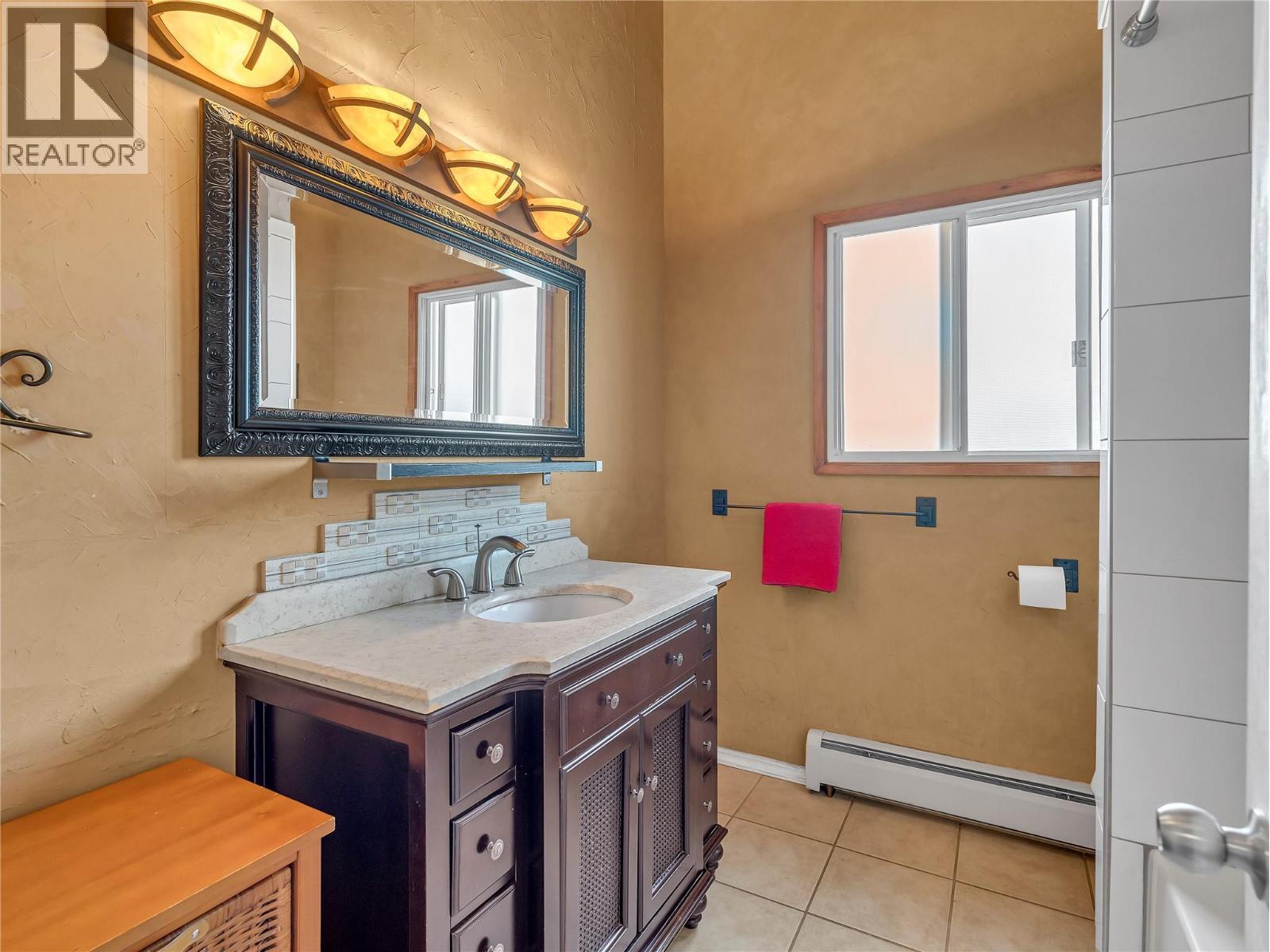 9402 FRONT BENCH Road, Summerland